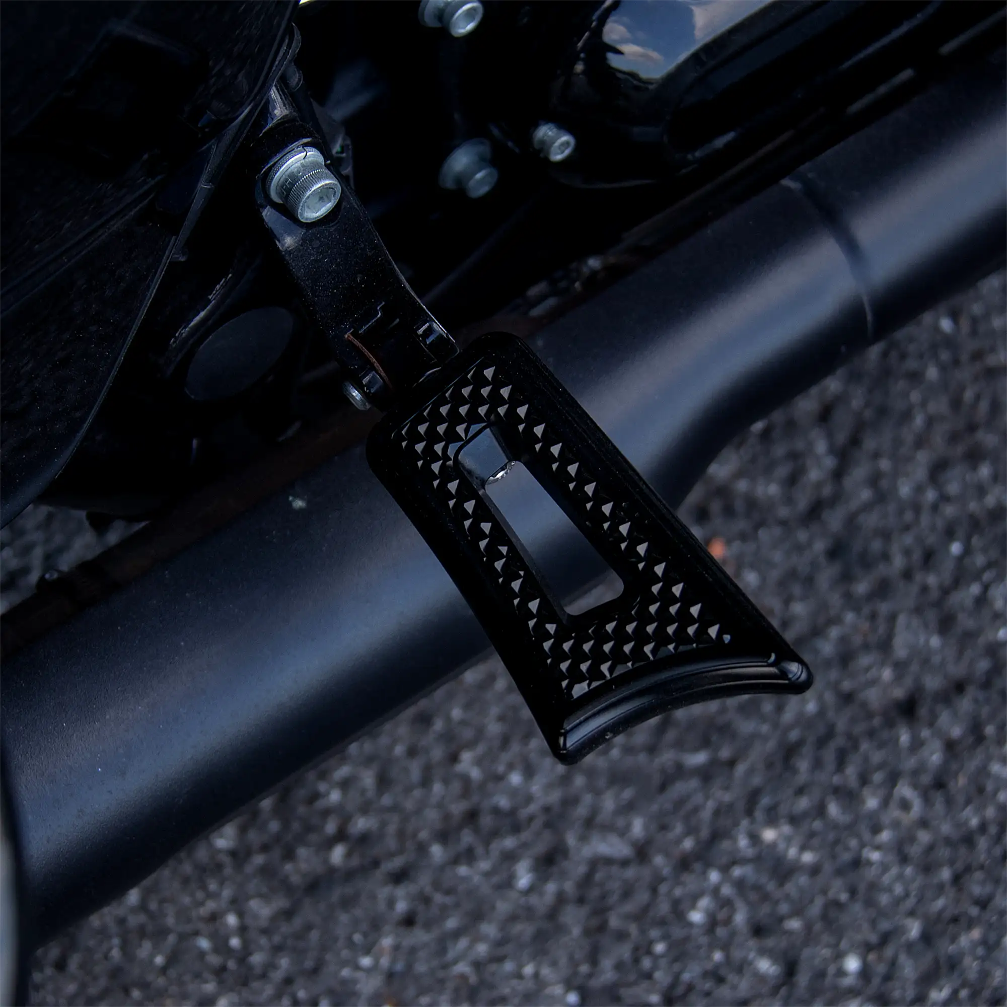Dagger Series CNC Passenger Floorboards for M8 Softail FL - Image 5