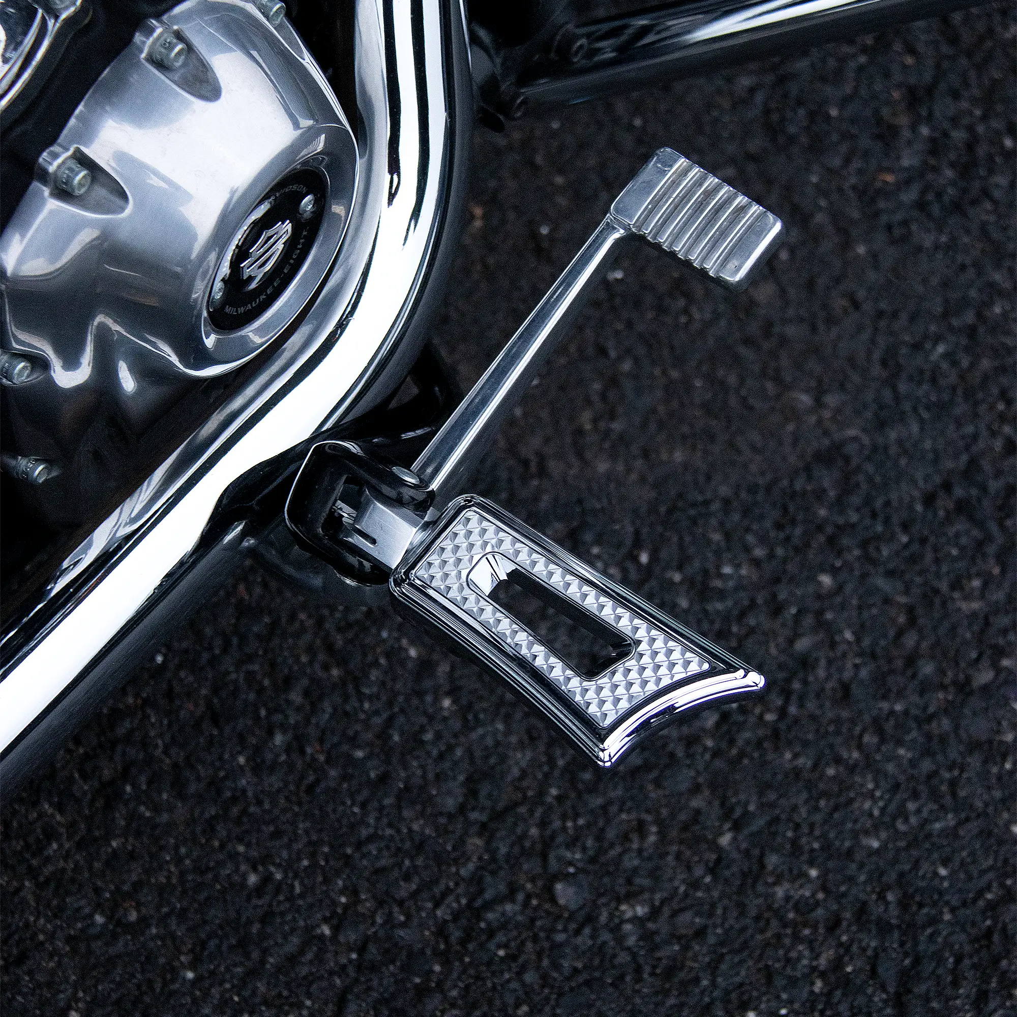 Dagger Series CNC Passenger Floorboards for M8 Softail FL - Image 8