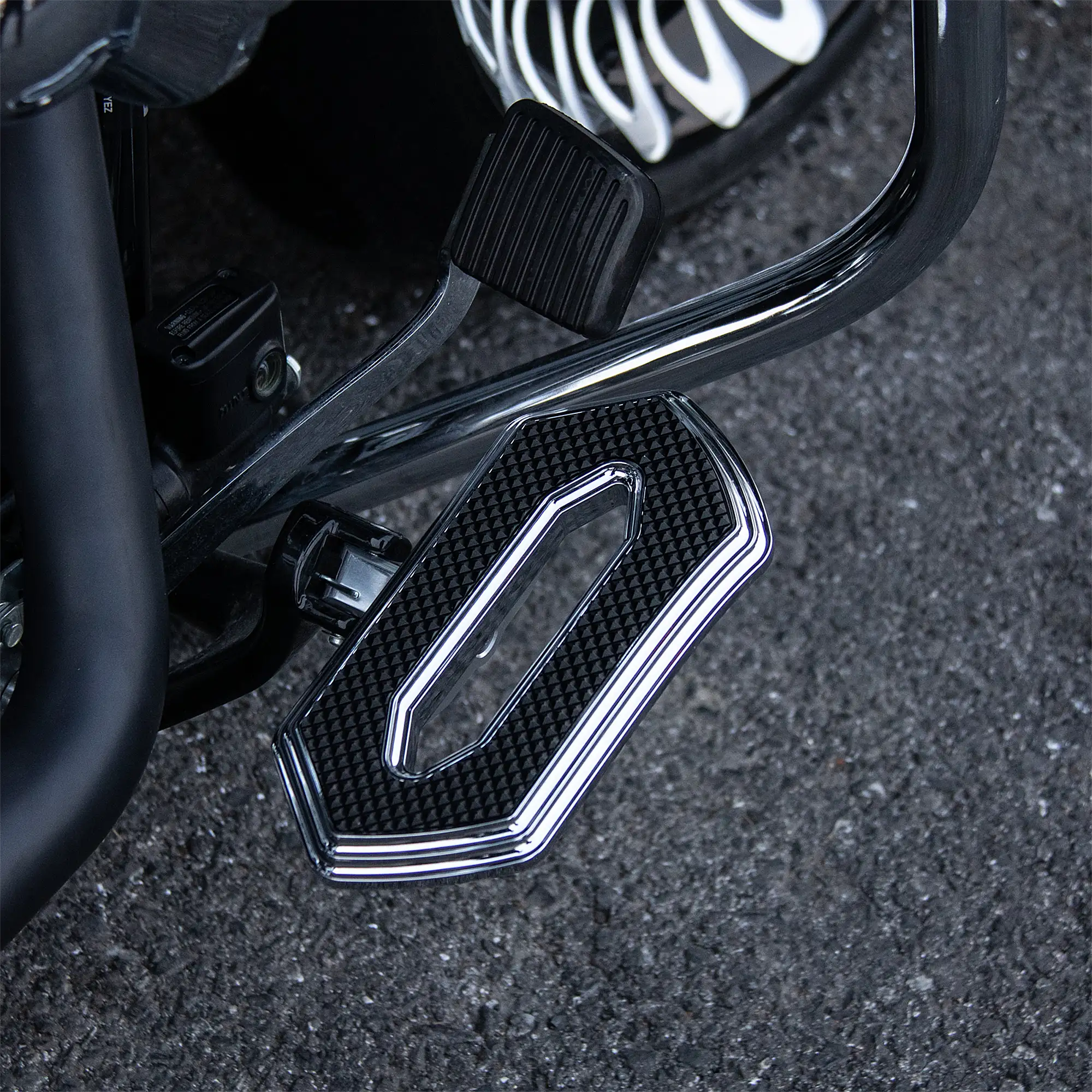 Diamond Series Rider Floorboards for M8 Softail - Image 5