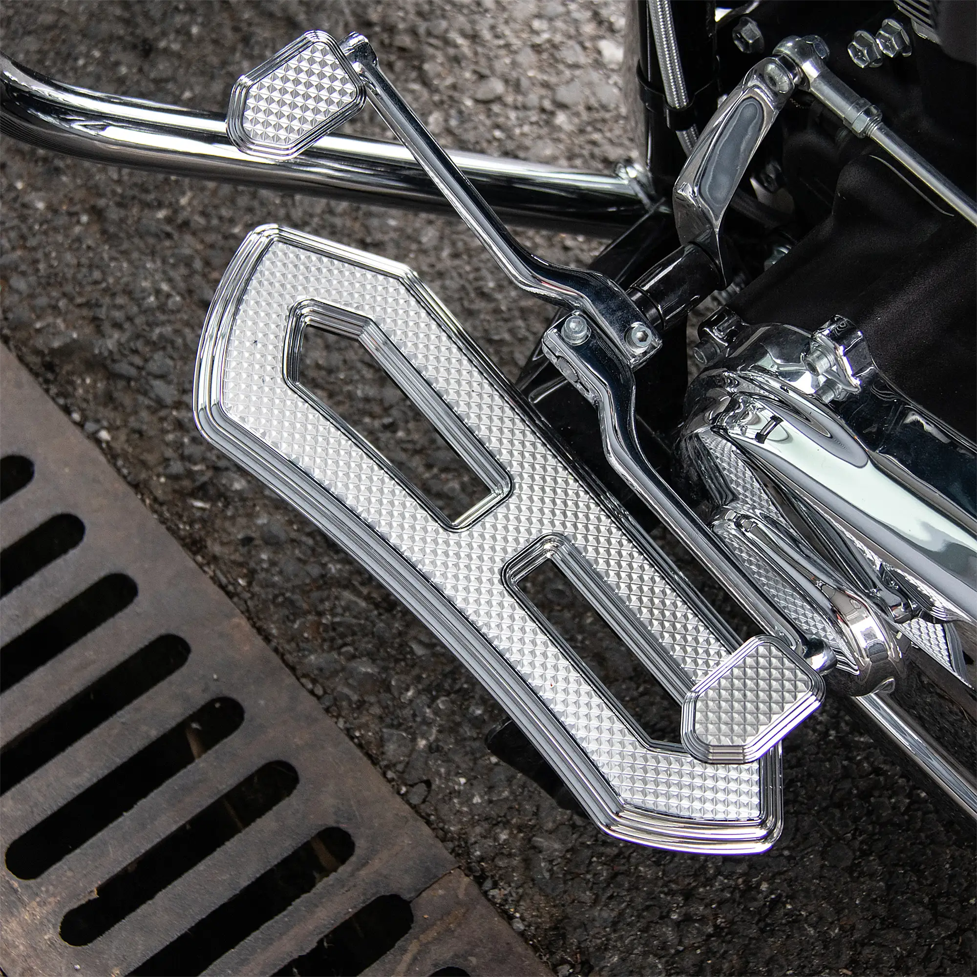 Diamond Series Stretched Rider Floorboards - Image 4