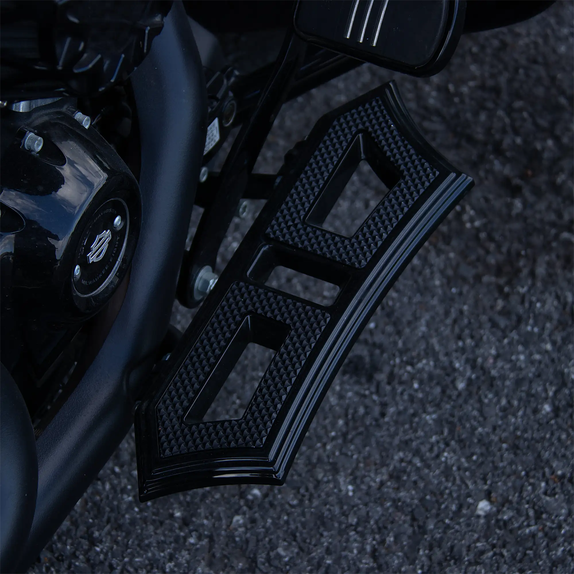 Tomahawk Series Stretched Rider Floorboards - Image 6