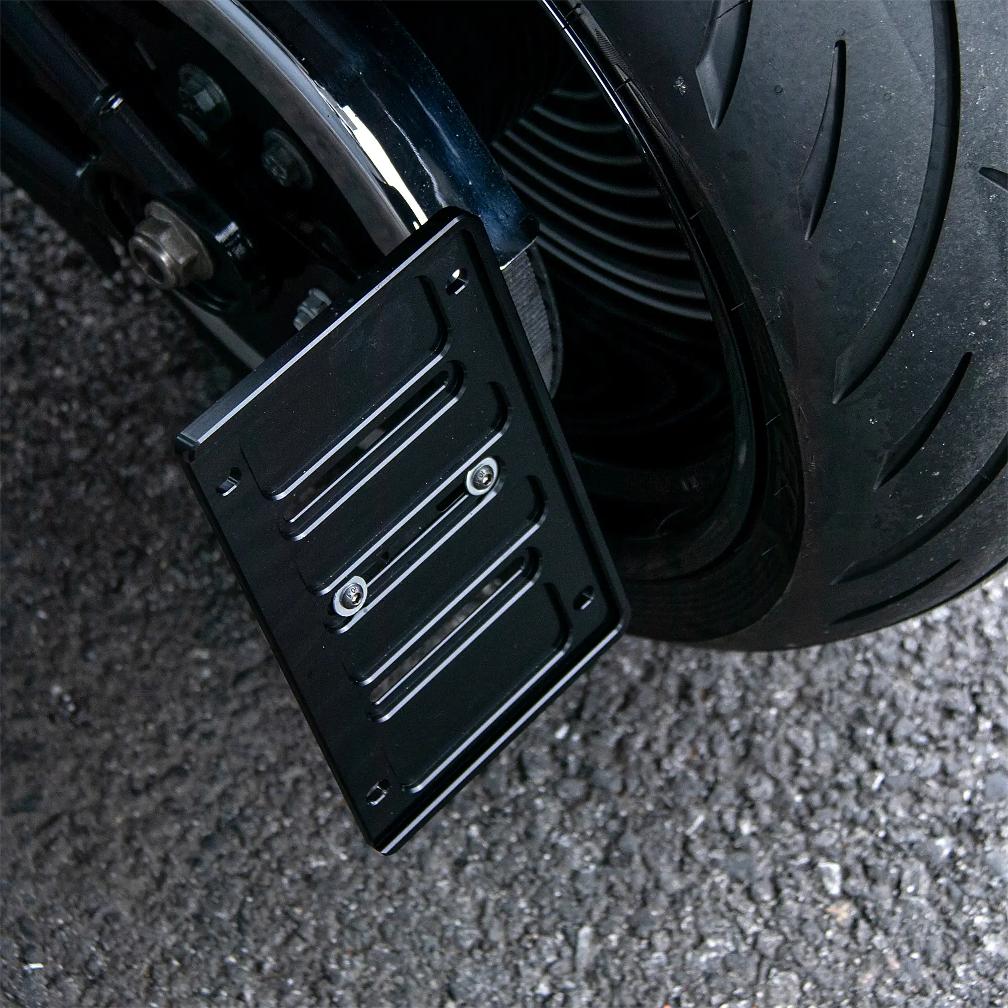 Side-Mount License Plate Bracket Kit for 2018–2024 Harley Softail - Image 3